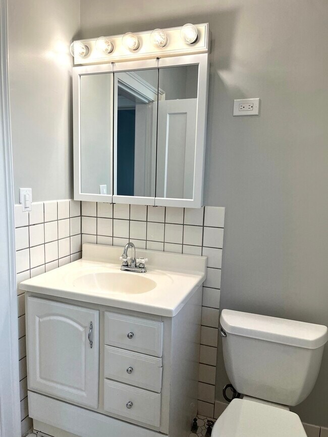 Building Photo - 8906 Ewing Ave