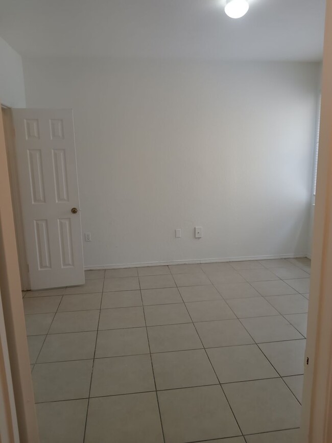 Building Photo - $500 OFF FIRST MONTH FOR THIS 2 BEDROOM 1 ...