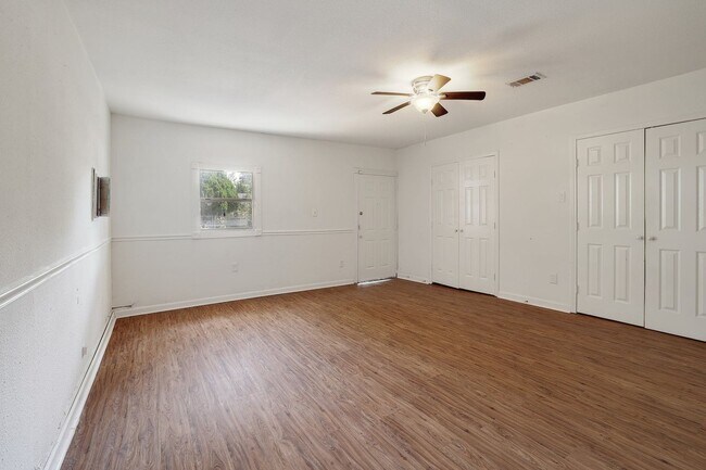 Building Photo - Spacious 3/2 home in South Austin