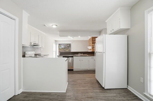 Building Photo - 3 Bedroom Ranch with a 2 Car Garage!