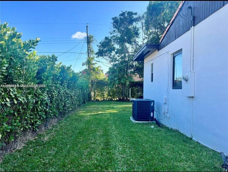 Building Photo - 3110 SW 19th Ter