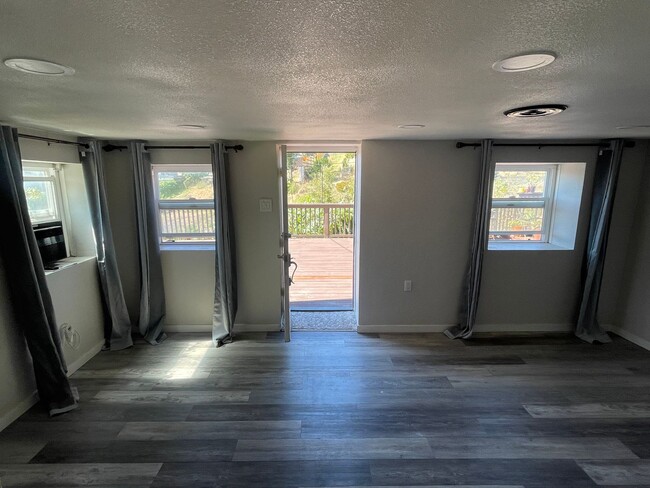 Building Photo - 2 bedrooms remodeled duplex with a spaciou...