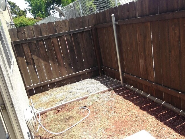 Building Photo - 1045 Peach Ave