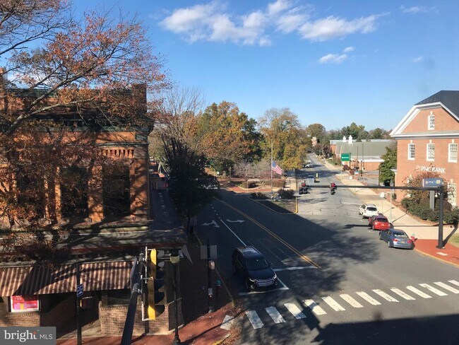 Building Photo - 2 W Loockerman St