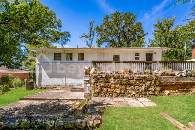 Building Photo - Discover this 3-bedroom, 1.5-bath home in Birmingham’s Spring Lake area!