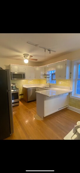 Updated kitchen - 4532 S Francisco Ave