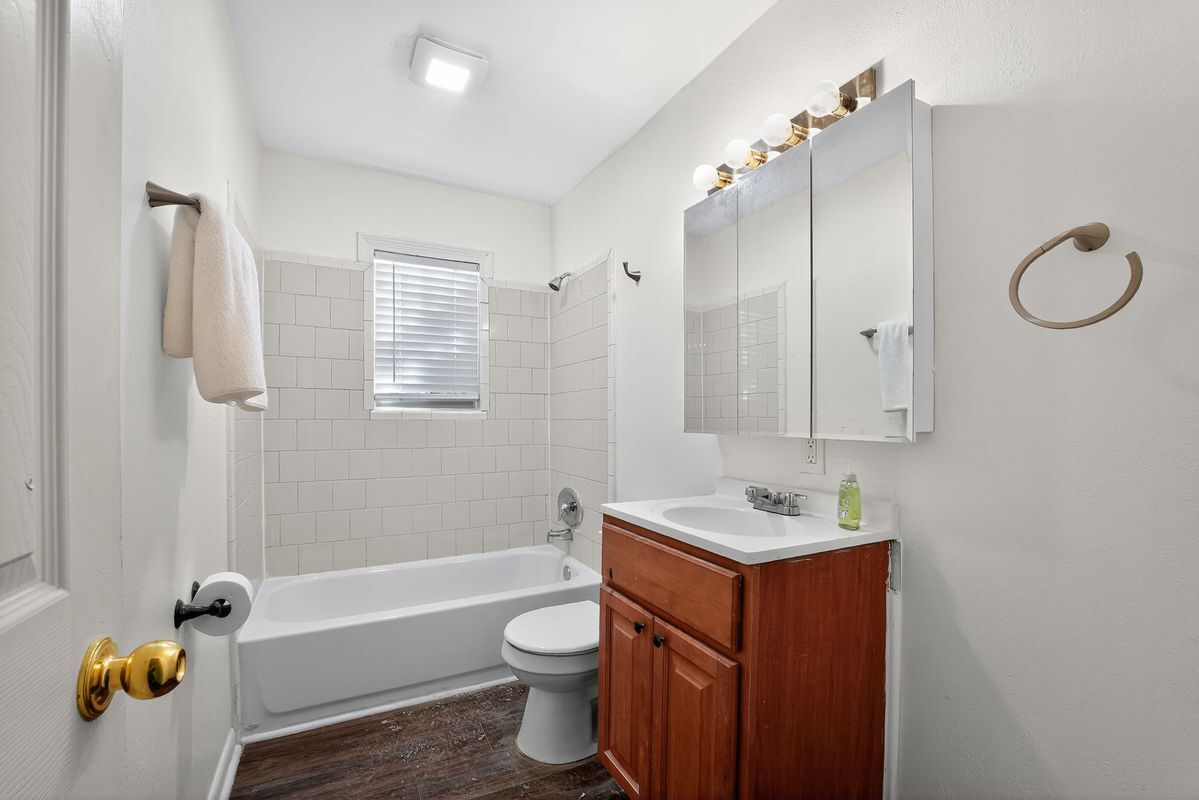 Building Photo - 2516 Peachwood Cir NE