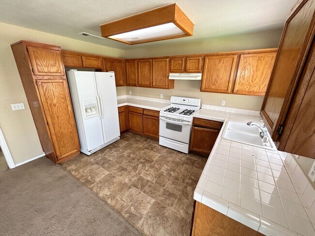 Building Photo - Gorgeous 4-bedroom home with a pool!