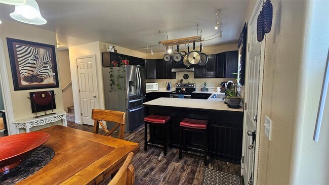 Building Photo - Recently Updated 3 BR/ 1.5 BA in Central M...