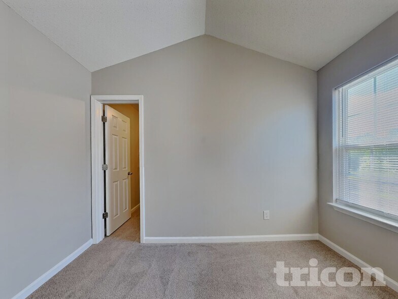 Building Photo - 2807 Green Crest Ct