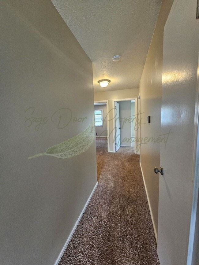 Building Photo - TOWNHOME IN BLUE SPRINGS!!!
