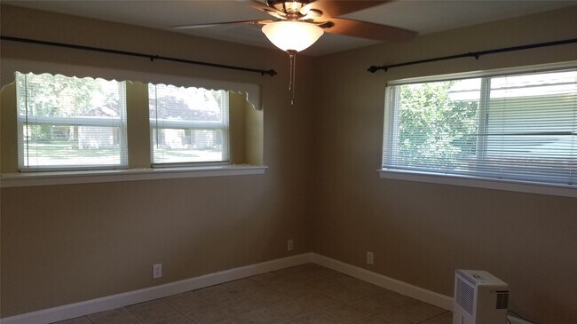 Building Photo - 11123 Hazelhurst Dr