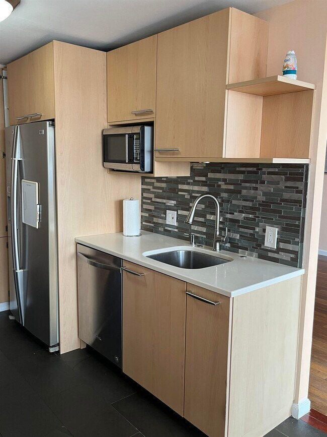 Building Photo - 9060 Palisade Ave