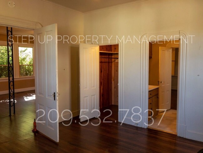 Building Photo - Conveniently located 2 Bedroom Home Near D...