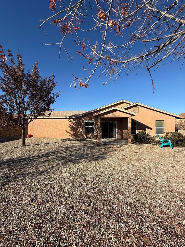 Building Photo - 4 Bedroom, 2 Bathroom House Available Now!