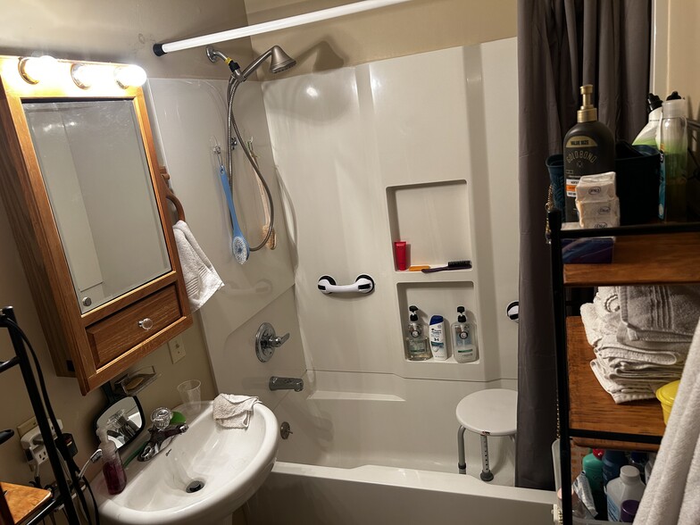 Bathroom - 1702 Graylock St