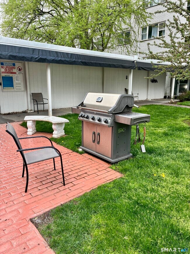 Building Photo - 893 Farmington Ave