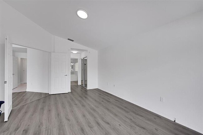 Building Photo - 16417 Sapphire Pl