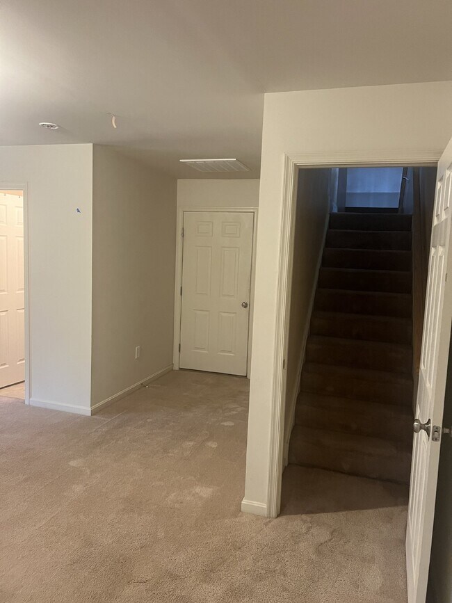 Building Photo - Spacious End-Unit Townhouse with 3 Beds, 3...