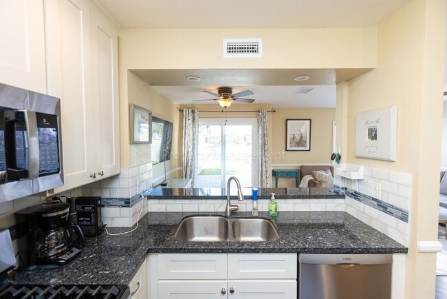 Building Photo - Beautiful 3 bed / 2.5 bath / 1,150 sqft Town Home in walking distance to Vista Village