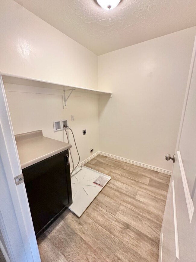 Building Photo - Desert Canyon Home!