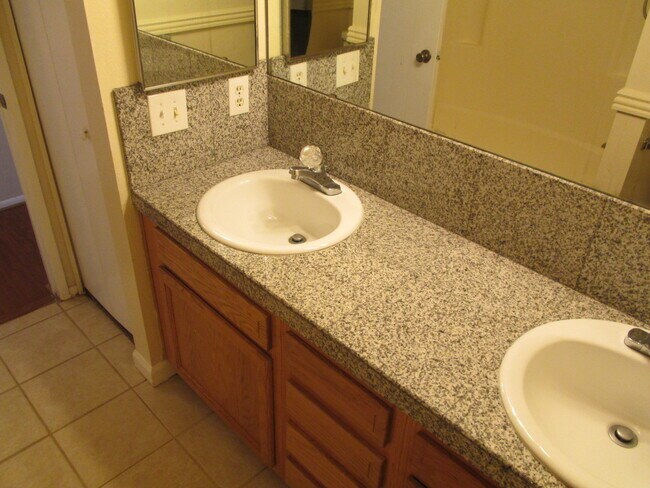 Building Photo - Tempe 4 Bed 2 Bath Includes Pool & Landscaping - Great Location