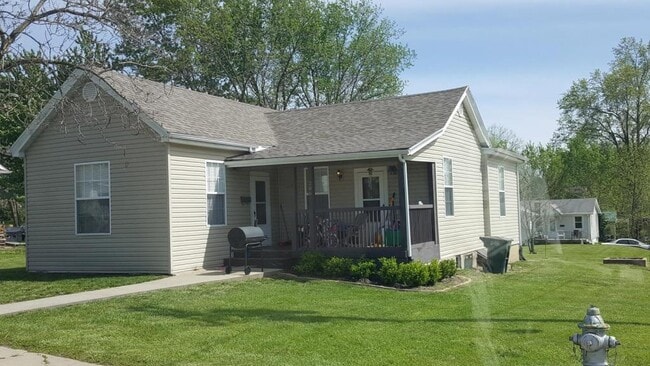 Primary Photo - 206 W 10th St