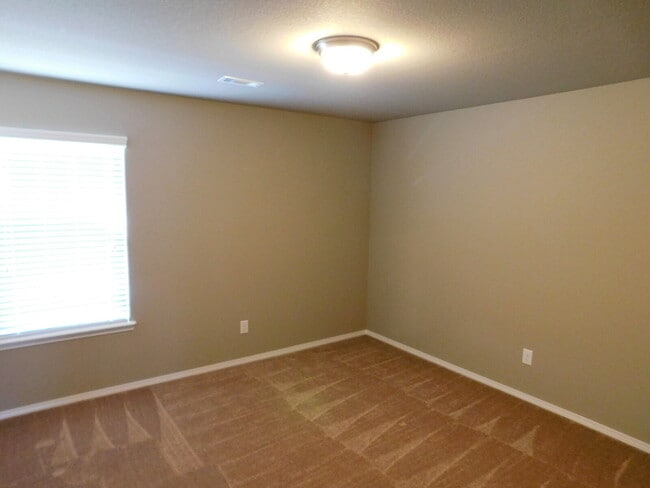 Building Photo - Charming Three Bedroom Home in Fayetteville  To schedule your own showing: 479-341-6744. Apply at...