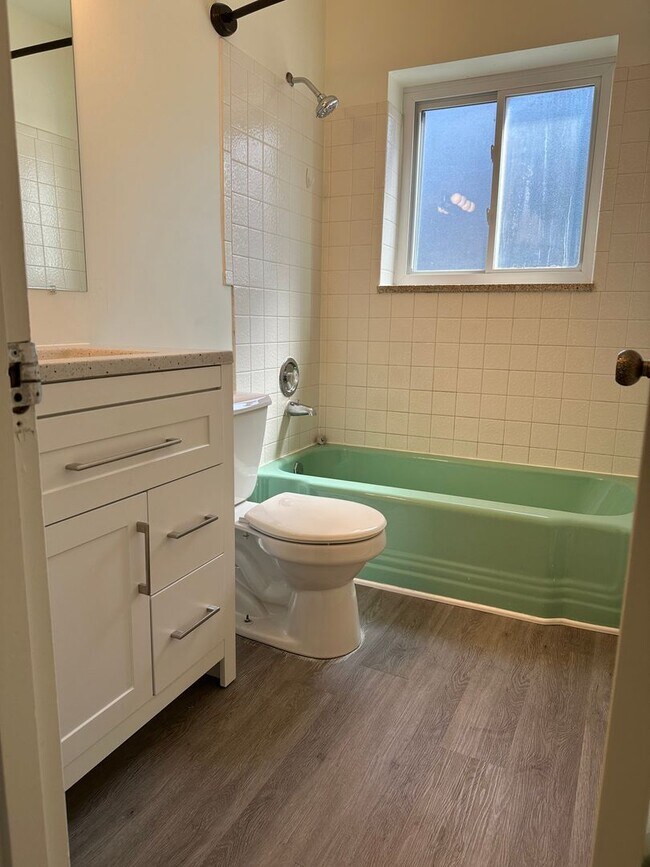 Building Photo - Spacious 1 Bed/1bath close to CU with Reserved Parking