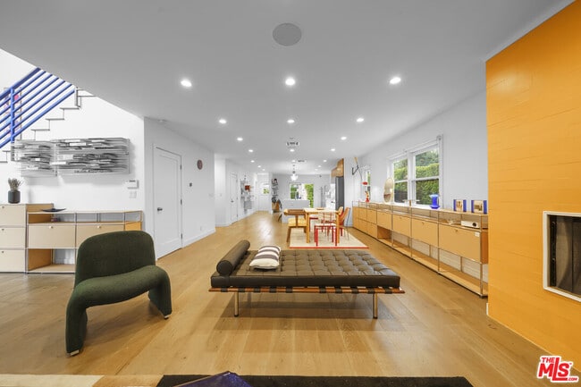 Building Photo - 848 N Las Palmas Ave