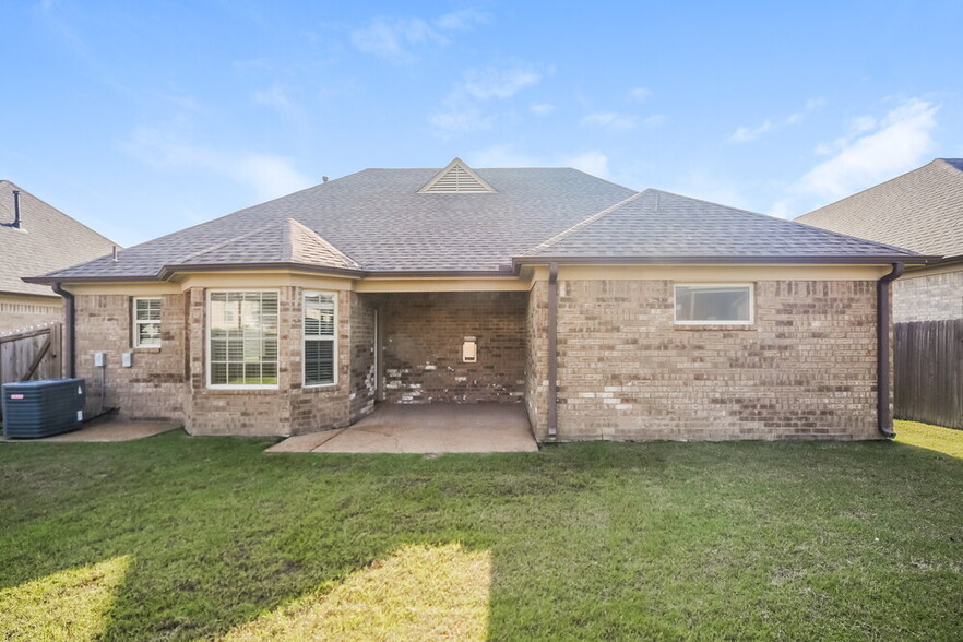 Building Photo - 7898 Ironwood Dr