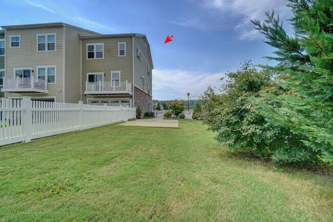 Building Photo - READY 08-17-26l!! A 3-Bedroom Townhome w/Garage in Culpepper Landing! Community Pool, Dog Park, P...