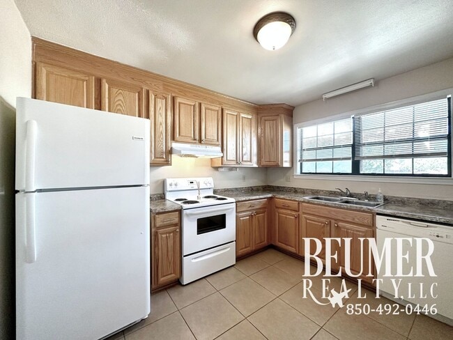 Building Photo - Townhome in SE Pensacola Scenic Hwy locate...