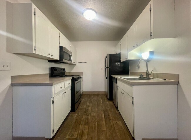 Building Photo - **FREE FIRST MONTH'S RENT** Spacious Top Floor Unit~ Great Natural Light~ Updated with Great Stor...