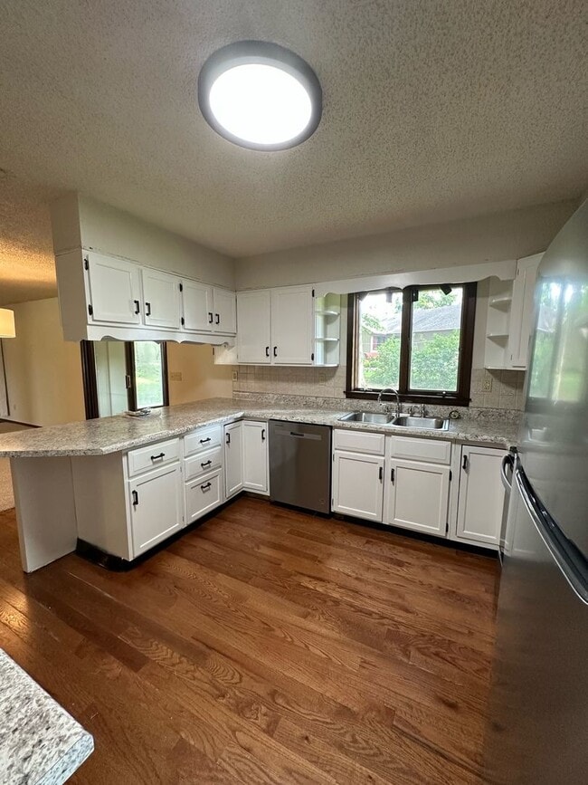 Building Photo - Single family home available to rent, located on Quincy's East Side.