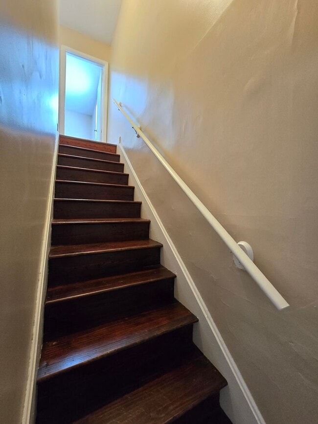 Building Photo - Charming 3 Bedrooms, 2 Full Bathroom Home!...