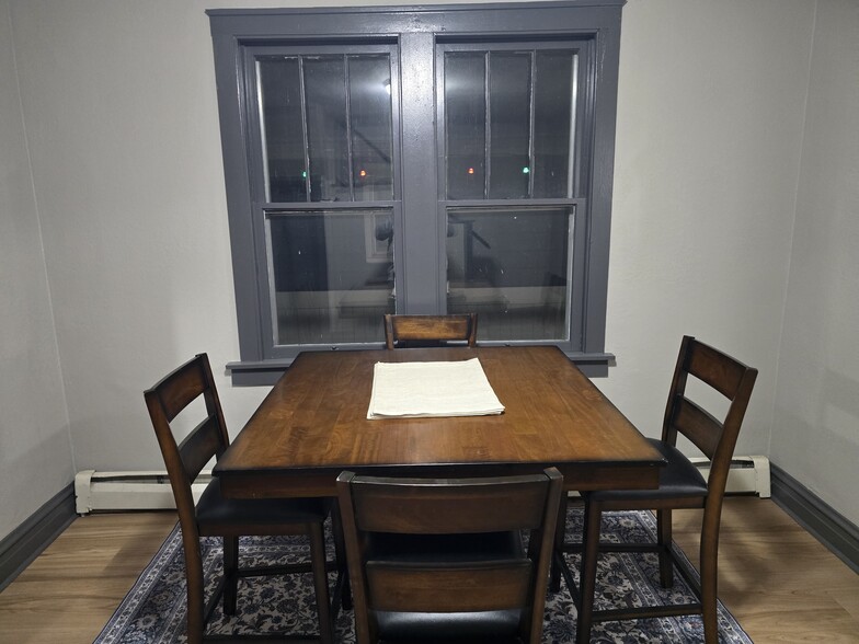 Building Photo - 1825 E 5th St