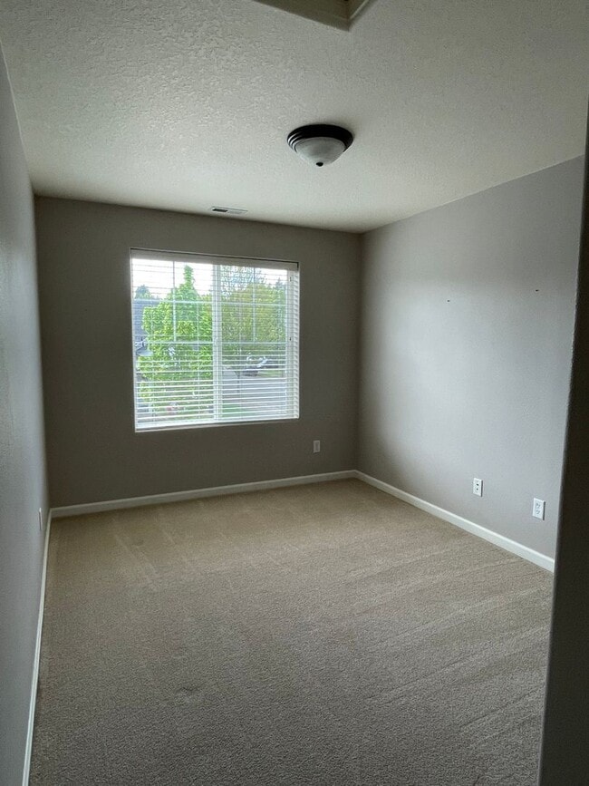 Building Photo - Large Beautiful 4 Bed, 2.5 Bath House!