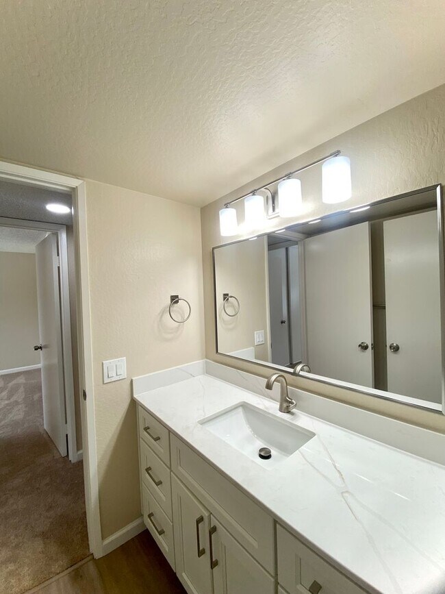 Building Photo - Beautifully Updated 2-Bedroom Condo! - Warm Springs!