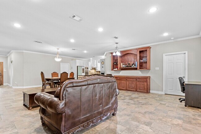 Building Photo - 631 Apache St