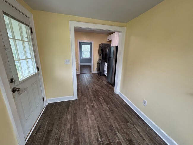 Building Photo - Charming Updated 2br/2ba Home in a Great L...