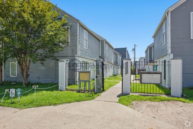 Building Photo - 4626 San Jacinto St