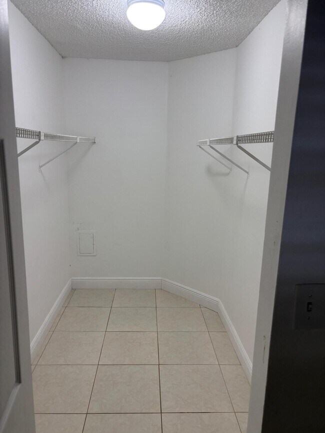 Building Photo - 811 Lyons Rd