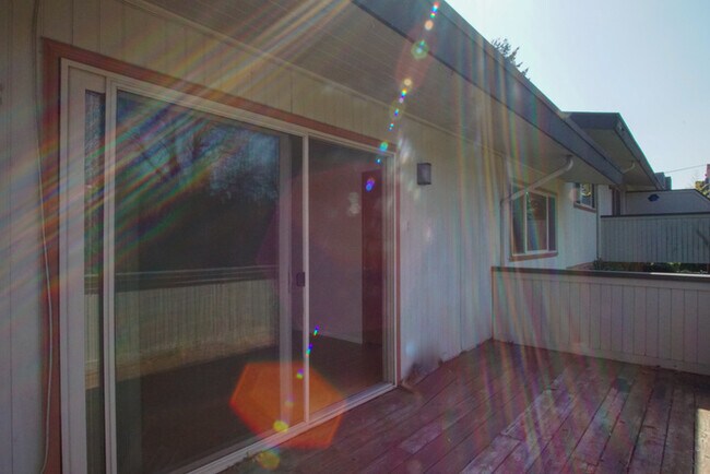 Building Photo - Large Clean Open Hillsdale apartment, Big ...