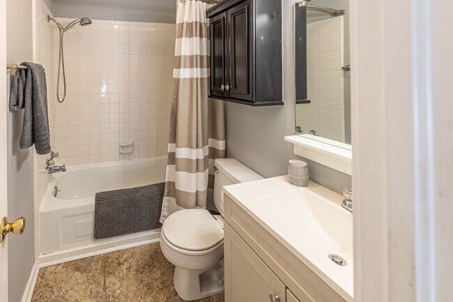 Building Photo - 1515 1/2 S Carson Ave