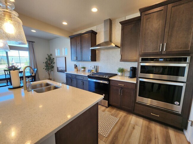 Building Photo - Beautiful, Modern 3 Bed 3 Bath Home in Ban...