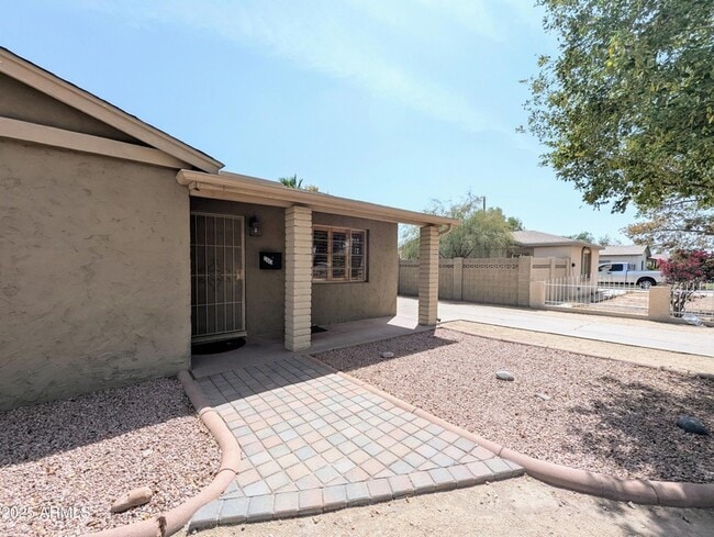 Building Photo - 2443 E Earll Dr