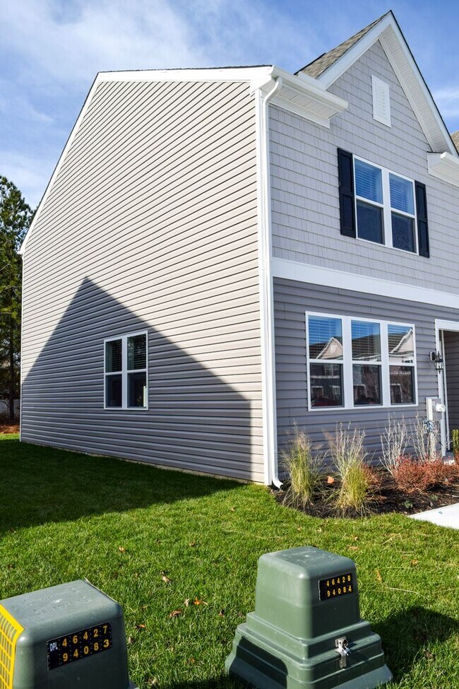 Building Photo - Stunning Brand New Townhome