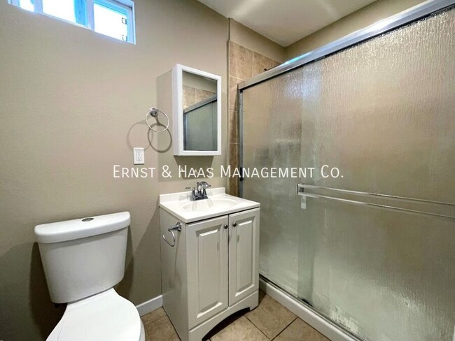 Building Photo - Cozy 1 Bed, 1 Bath Apartment with All the ...