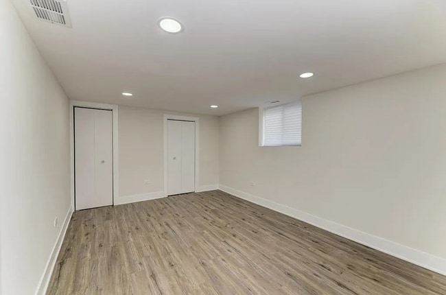 Building Photo - Portage Park 4 bed, 2.5 bath classic!